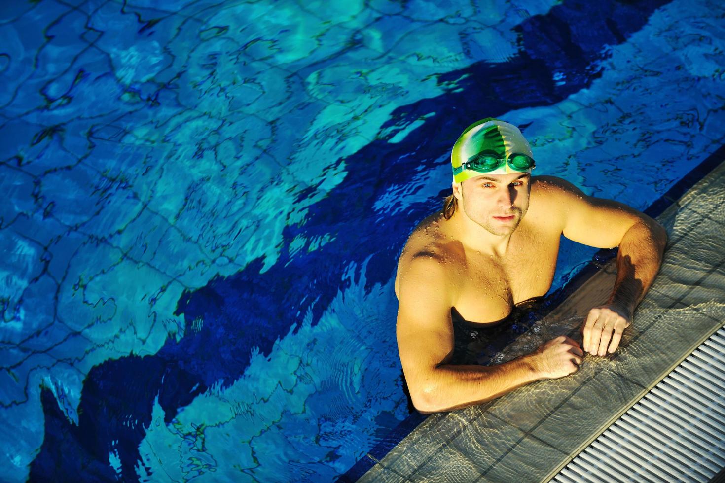 nadador en piscina foto