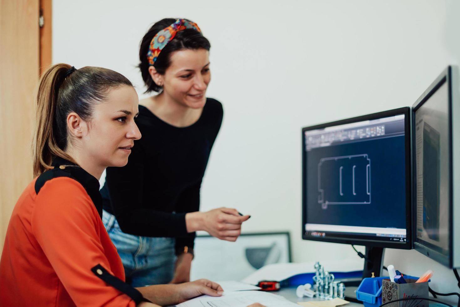 dentro de la industria pesada, un ingeniero industrial de fábrica mide con un calibrador y en una computadora personal diseña un modelo 3d foto