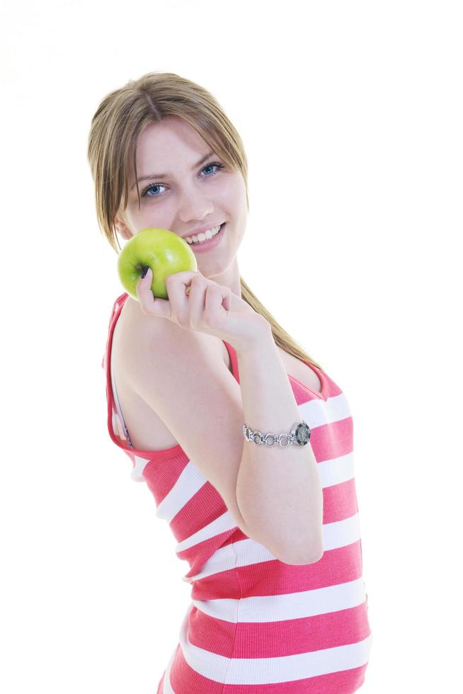 una joven feliz come manzana verde aislada en blanco foto