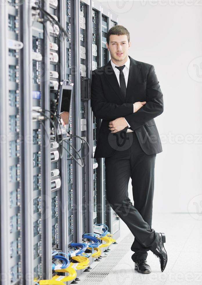 joven ingeniero informático en la sala de servidores del centro de datos foto