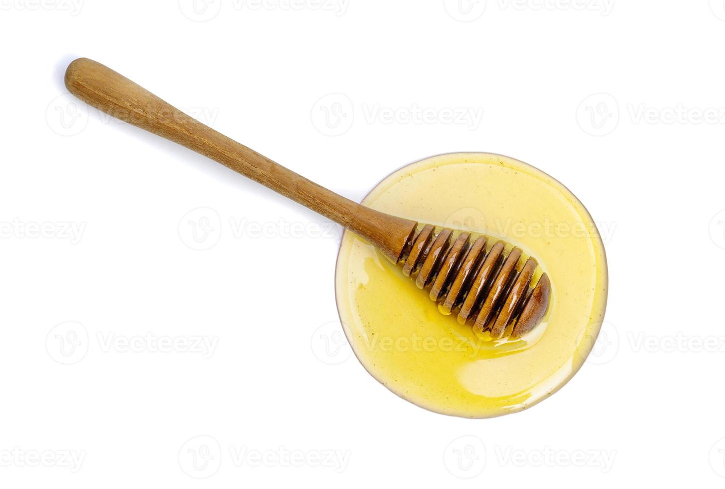 abeja de miel con cucharón de miel y aislado de flores sobre fondo blanco, productos de abejas por concepto de ingredientes naturales orgánicos foto