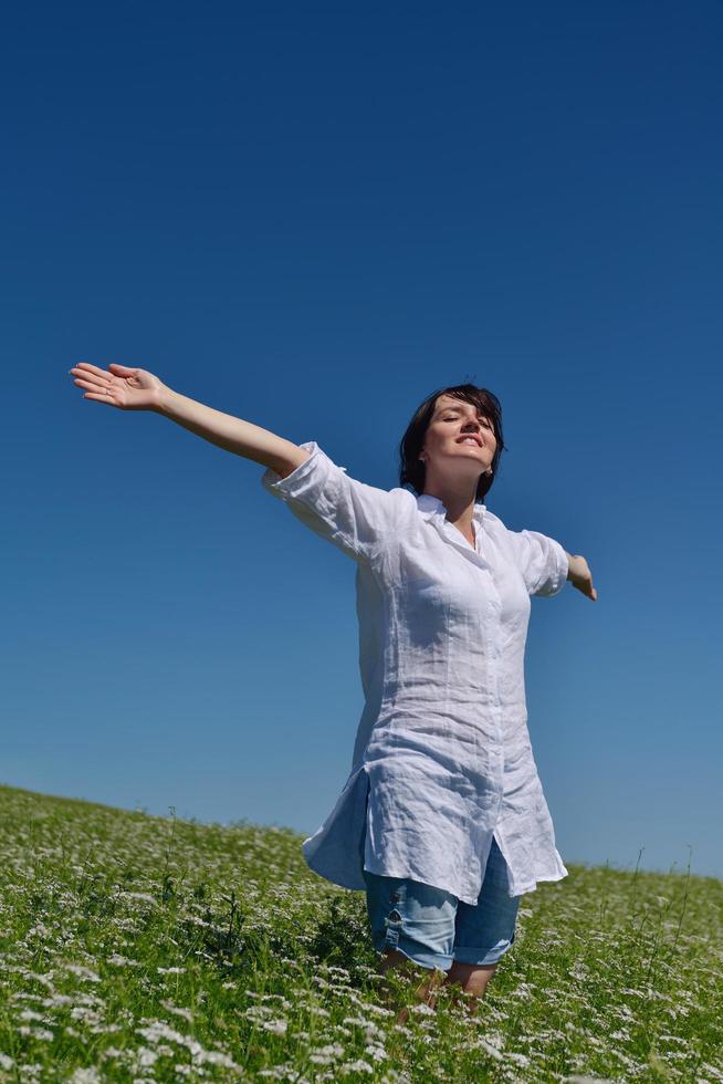 mujer joven en campo de trigo en verano foto