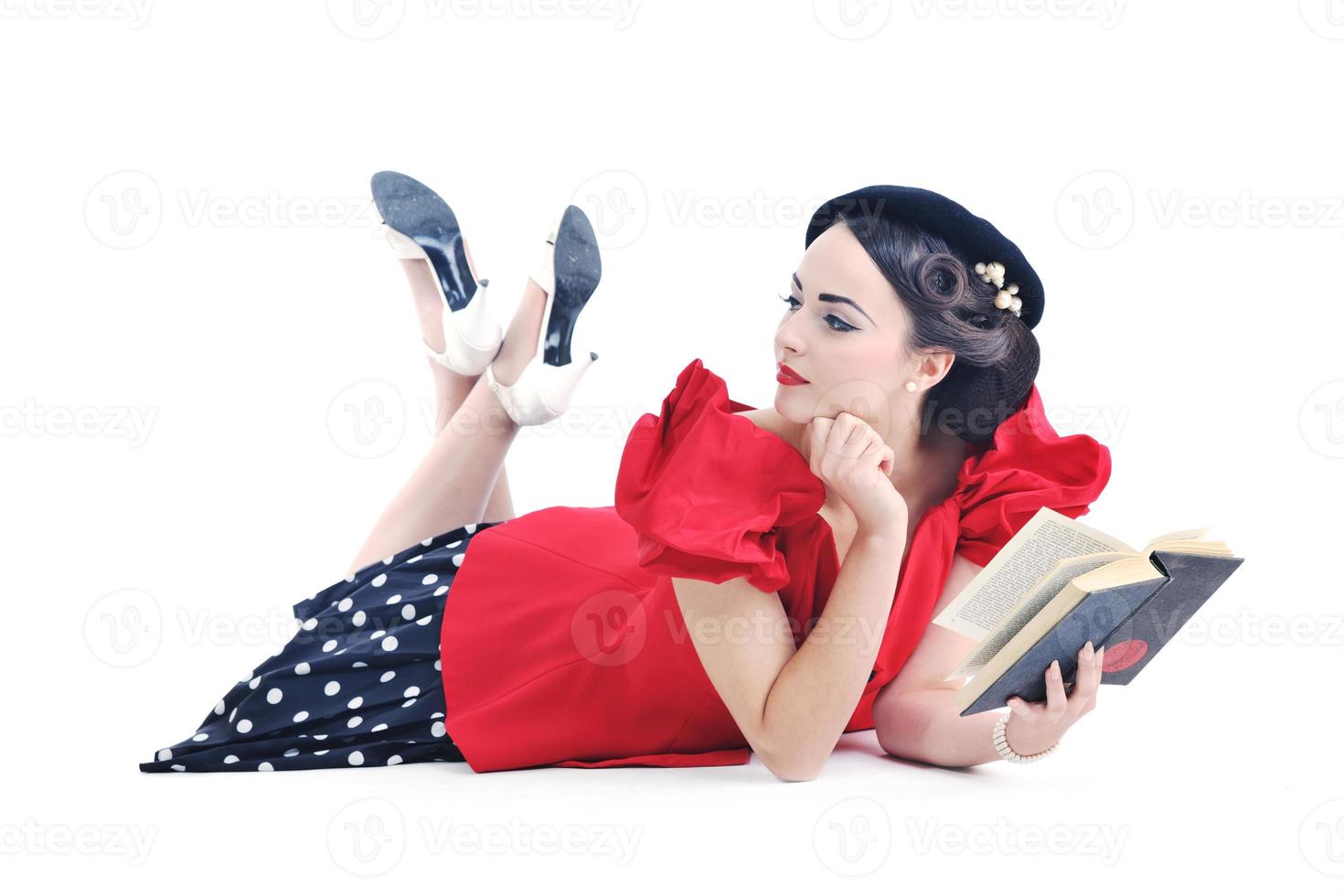 hermosa joven leer libro foto