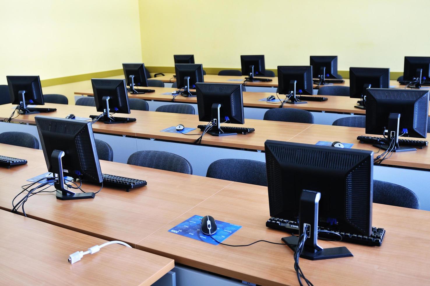 vista de las computadoras del aula foto