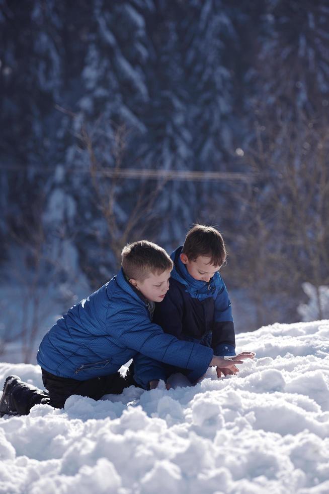 niños jugando con nieve fresca foto