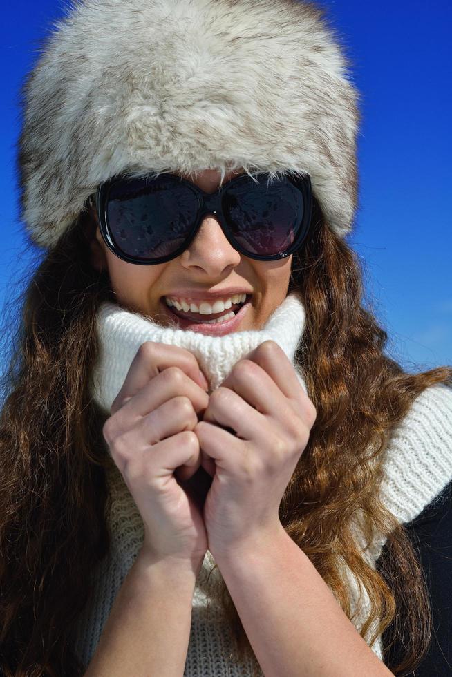 mujer feliz en invierno foto