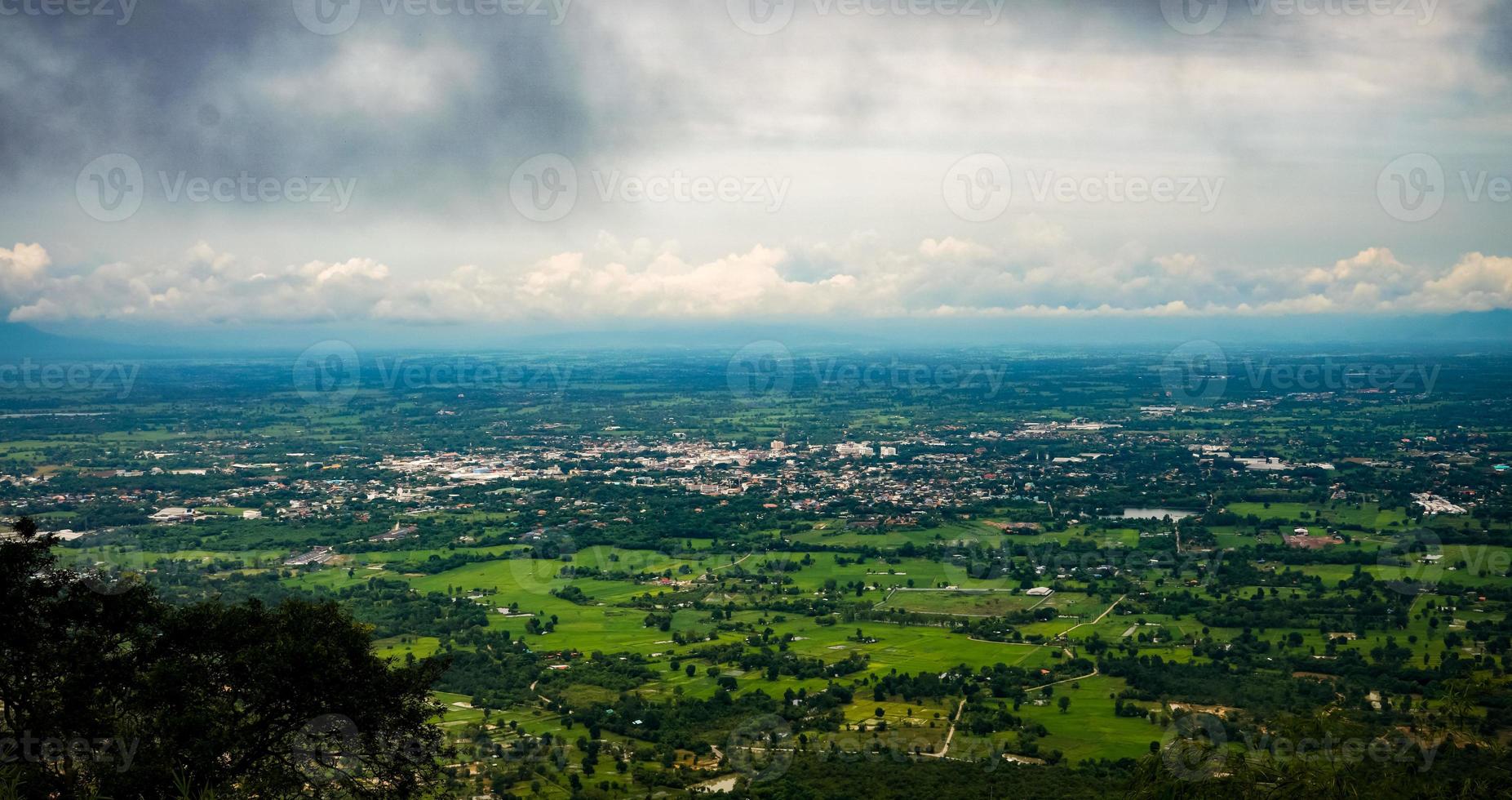 el hermoso paisaje natural de una pequeña comunidad urbana y niebla en la temporada de lluvias de tailandia. foto