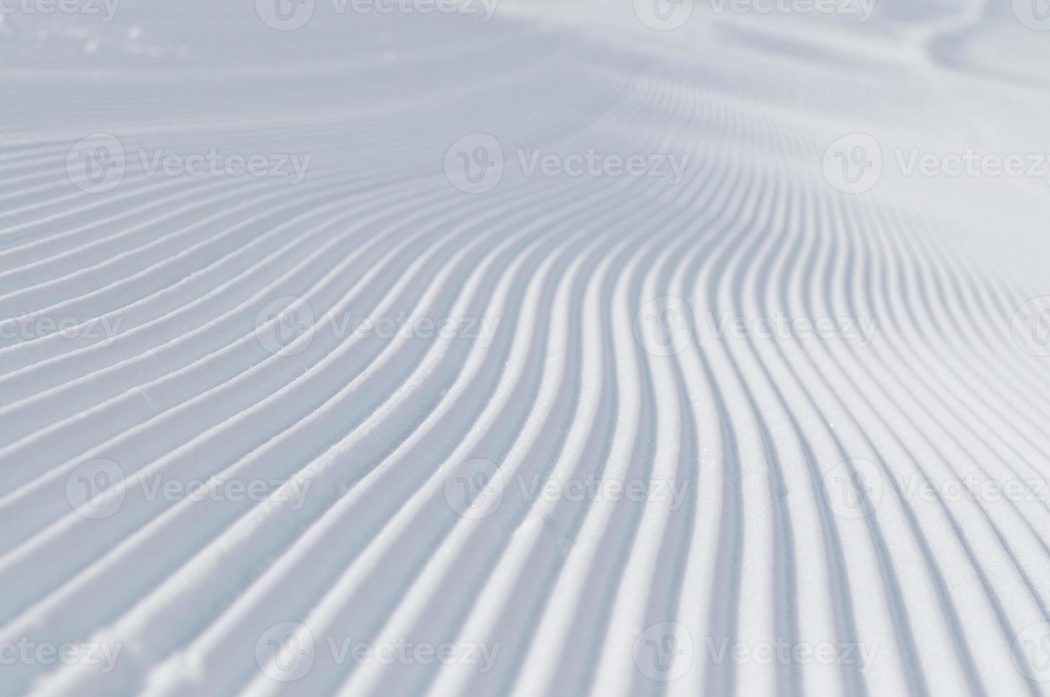 pistas en pistas de esquí en un hermoso día soleado de invierno foto