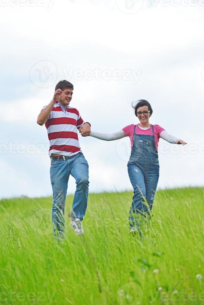 joven pareja romántica en el amor juntos al aire libre foto