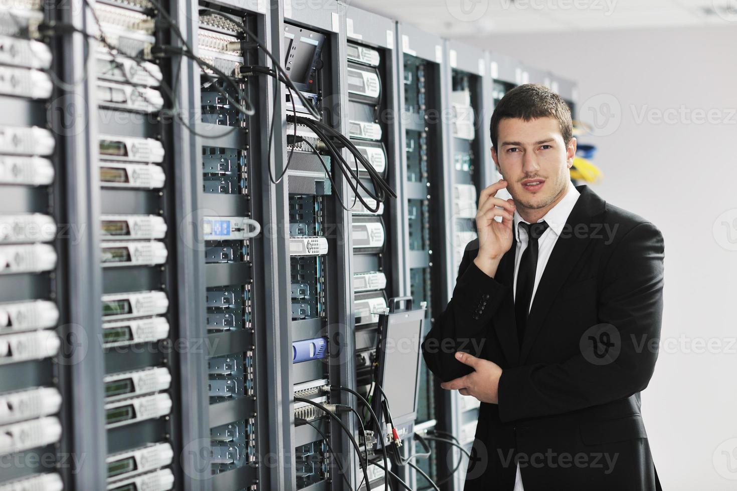 joven ingeniero informático en la sala de servidores del centro de datos foto