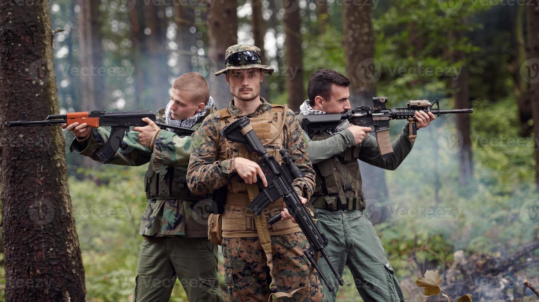 soldados militares en el campo foto