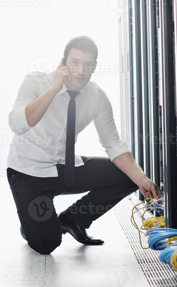 ingeniero hablando por teléfono en la sala de red foto