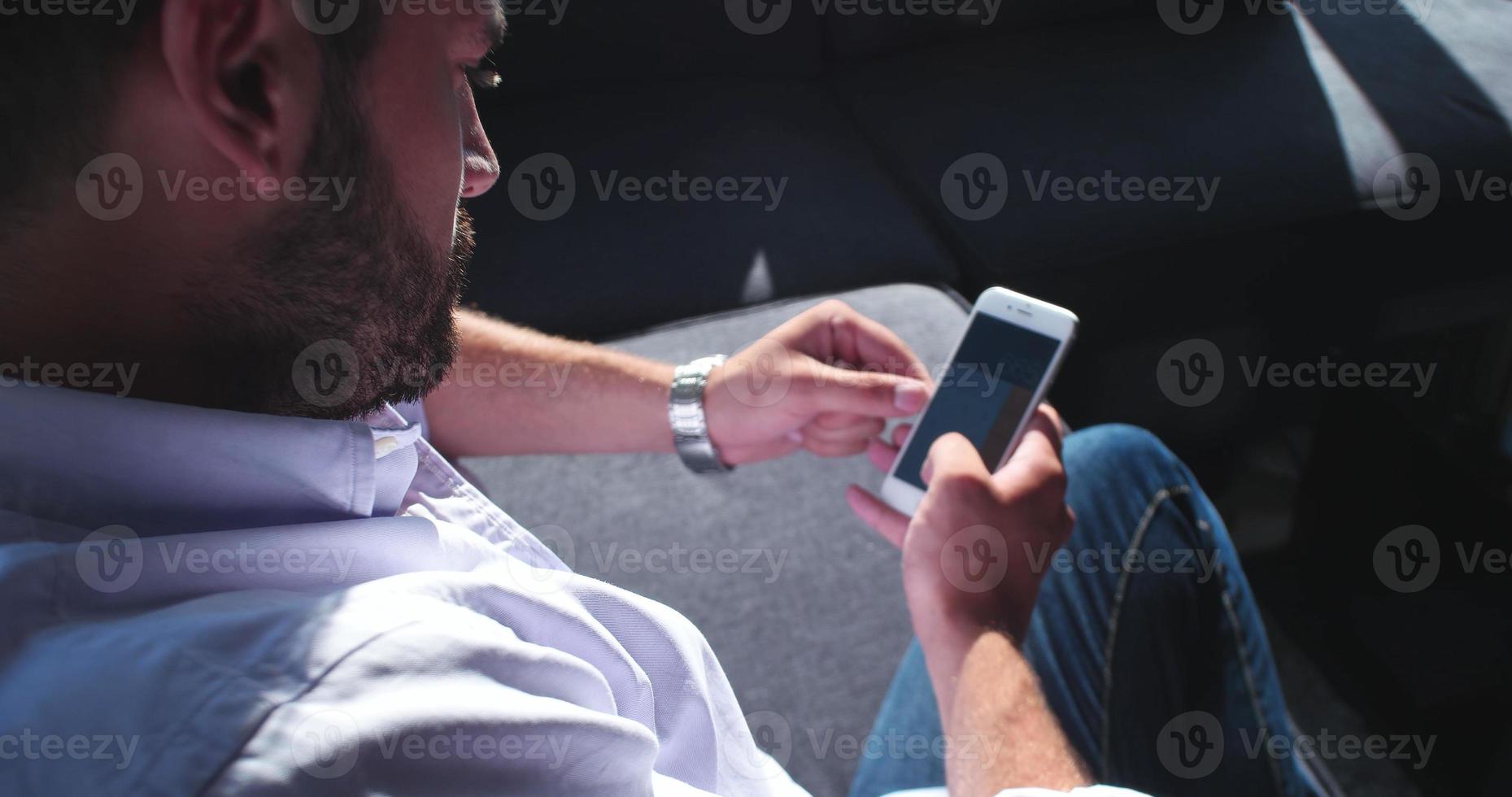 Empresario de alto nivel que usa un teléfono celular en la oficina de Stratup foto