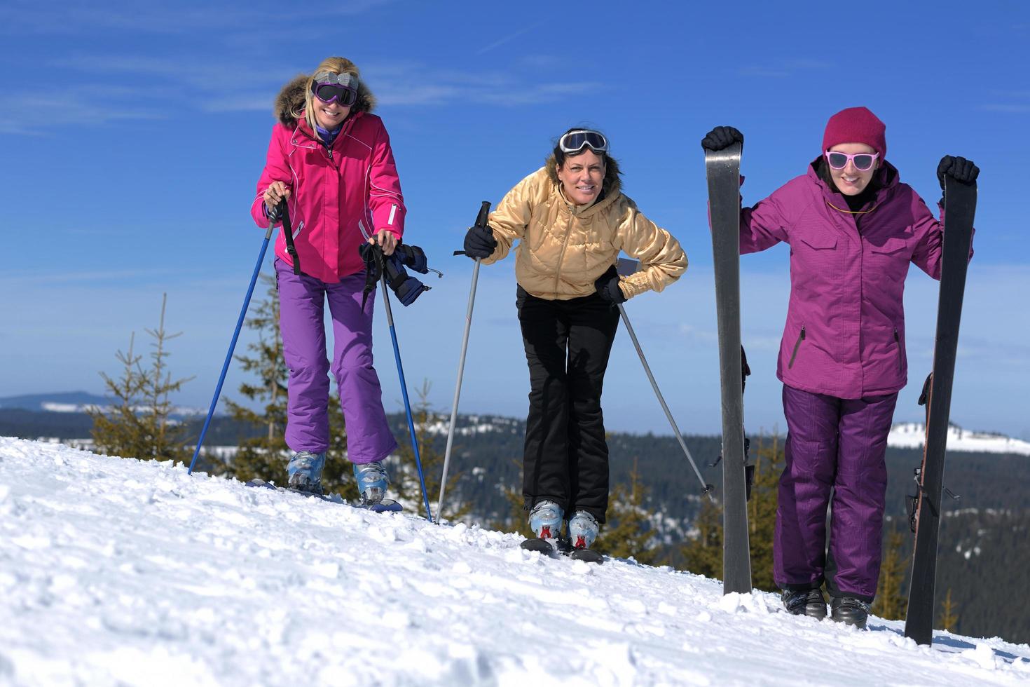 diversión de la temporada de invierno con un grupo de chicas. foto