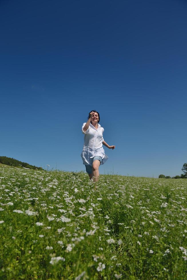 joven mujer feliz en campo verde foto