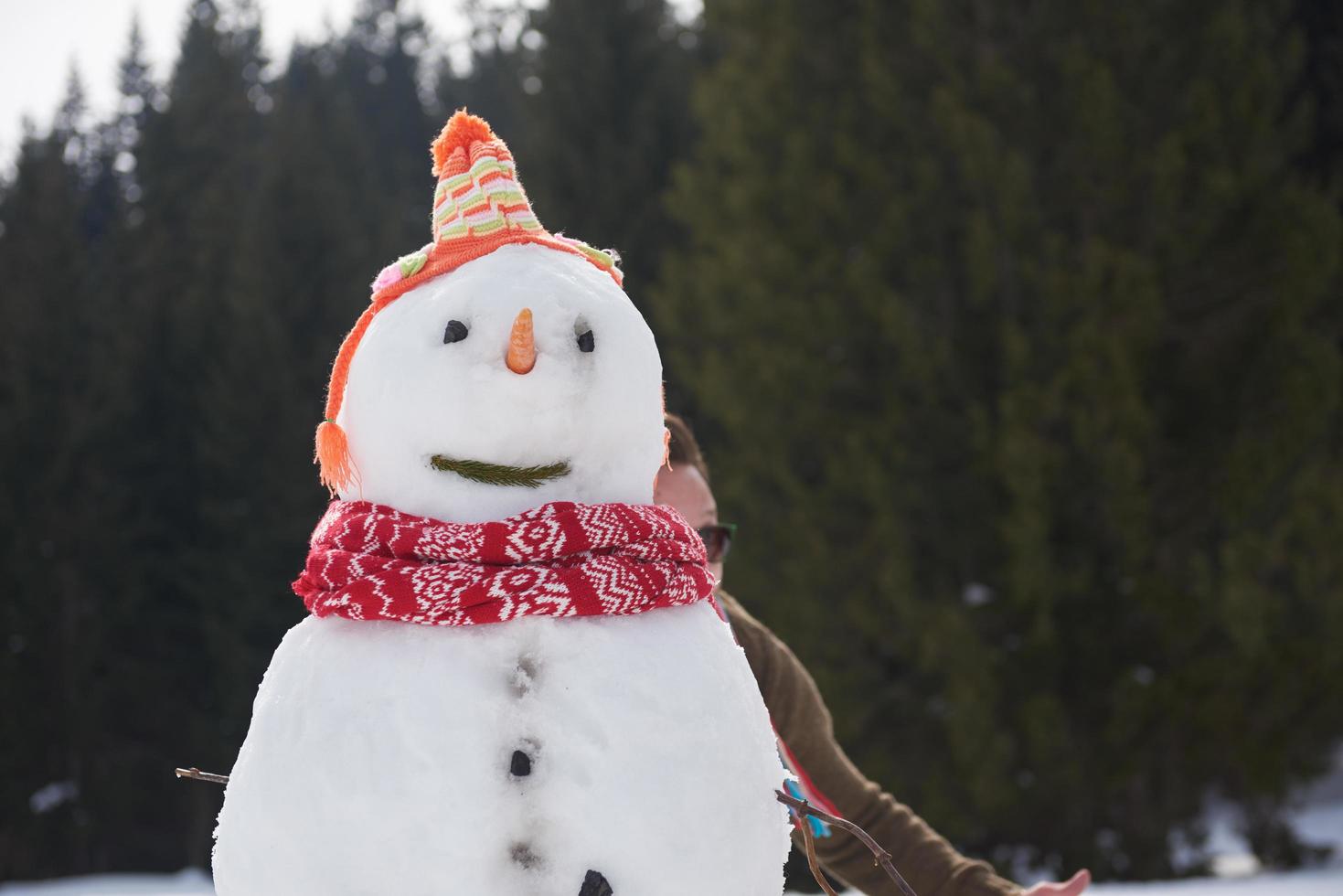 pareja divirtiéndose y caminando con raquetas de nieve foto