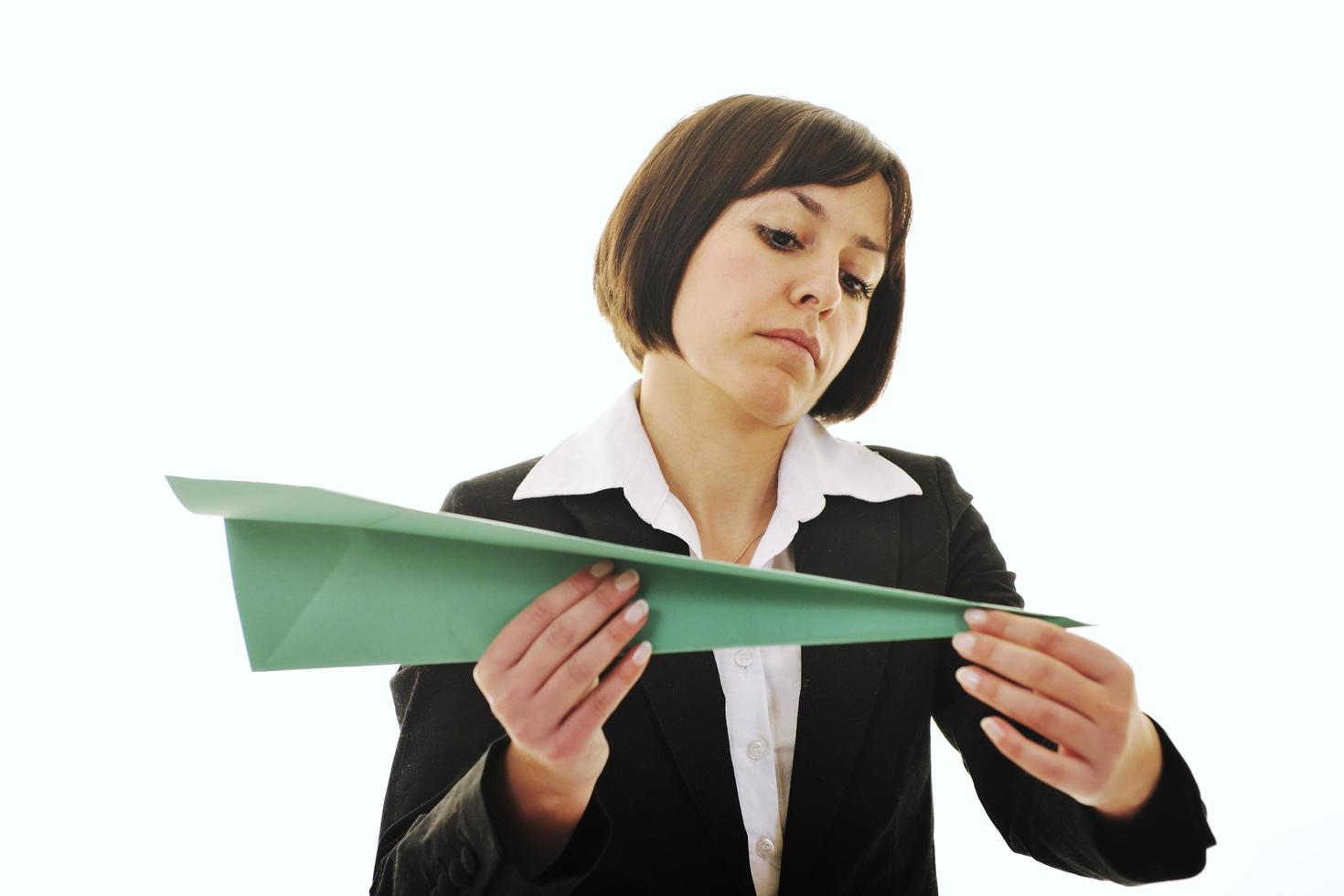 mujer de negocios lanzando un avión de papel foto