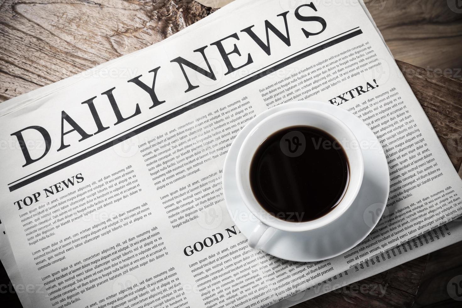 periódico con el titular de las noticias y una taza de café sobre una mesa de madera, concepto de maqueta de periódico diario foto
