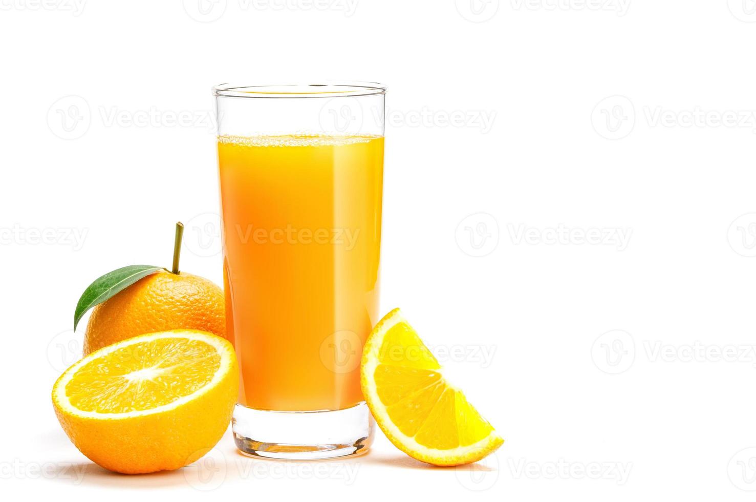 vaso de jugo de naranja fresco aislado sobre fondo blanco, jugo de naranja de frutas frescas en vidrio con un grupo de naranja sobre blanco foto