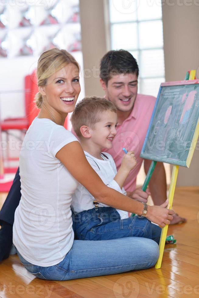 dibujo familiar en la junta escolar en casa foto