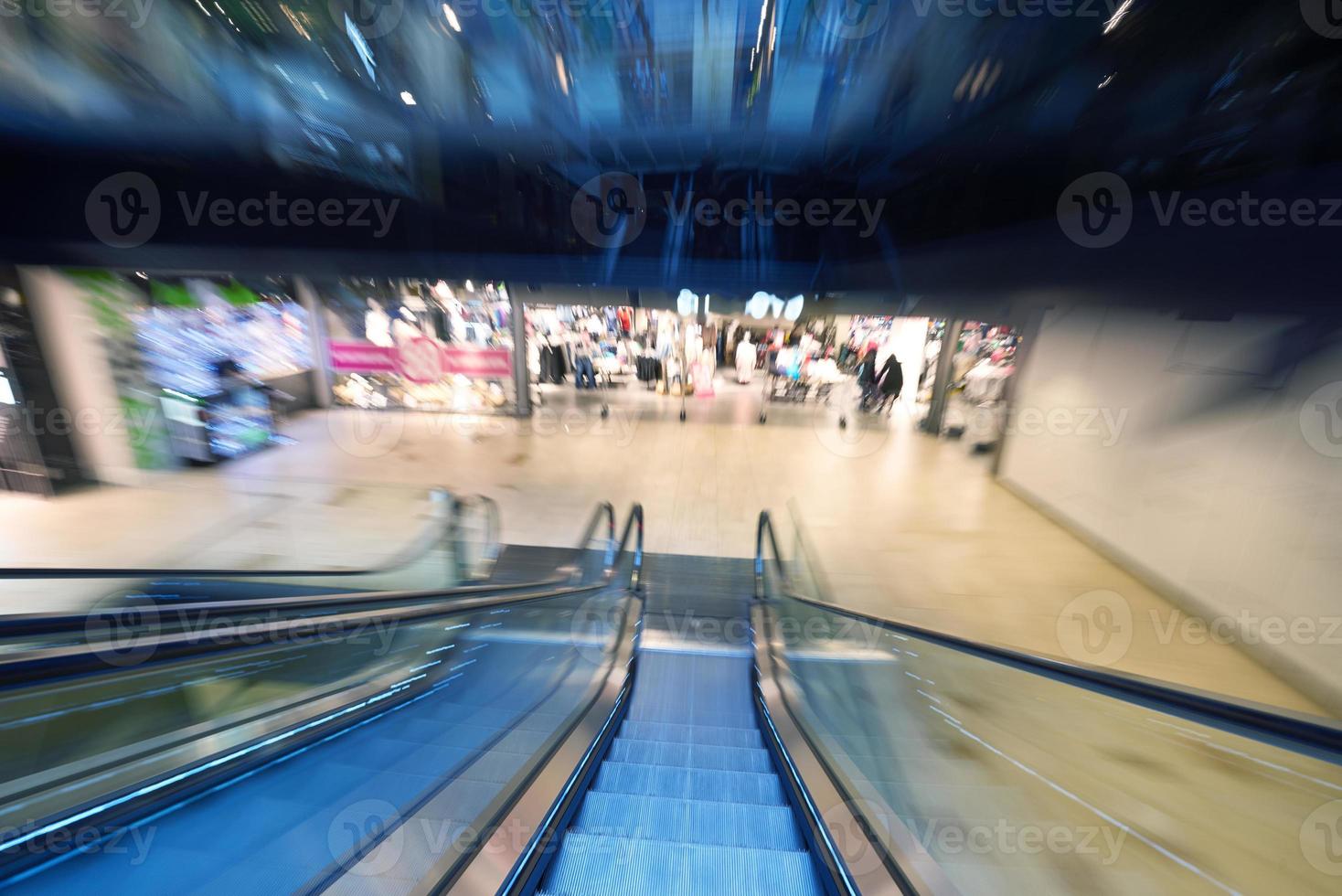 escaleras mecánicas del centro comercial foto