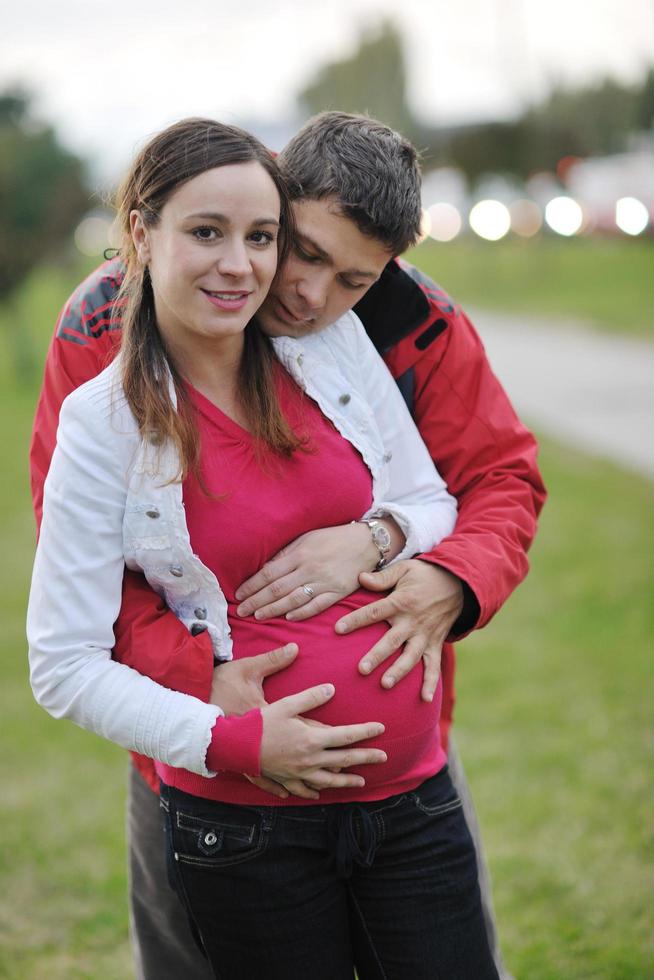 pareja feliz al aire libre foto