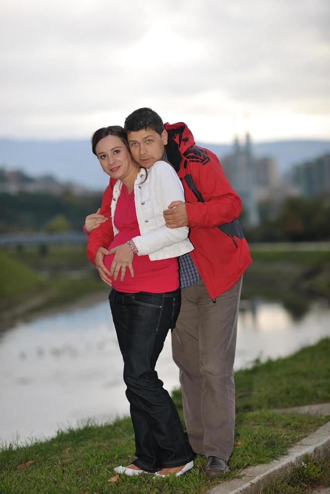 pareja feliz al aire libre foto