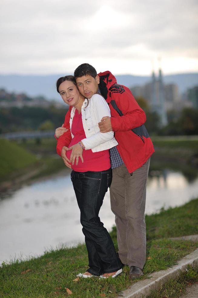 pareja feliz al aire libre foto