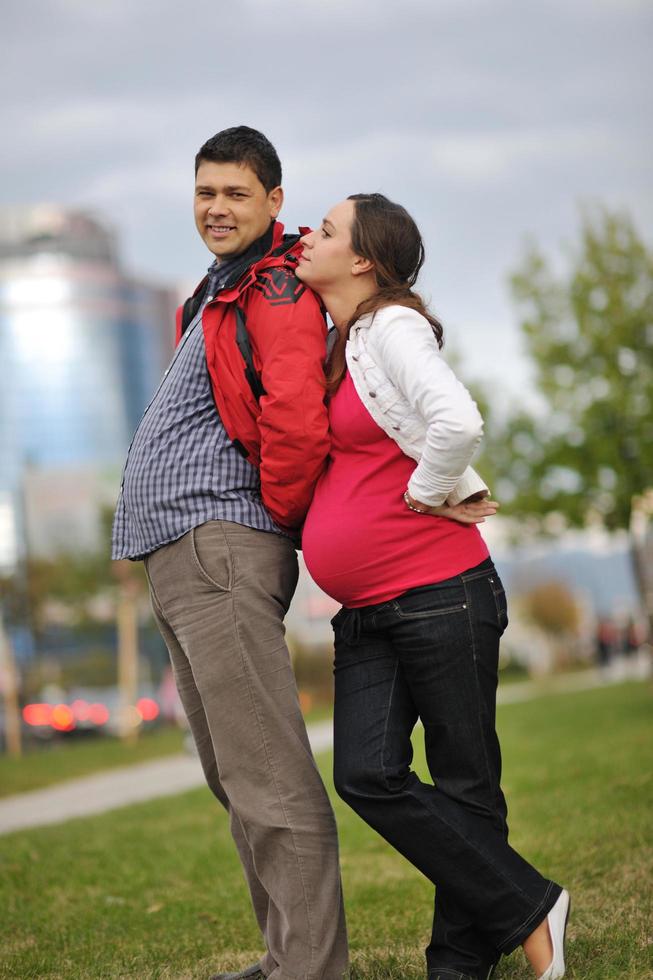 pareja feliz al aire libre foto