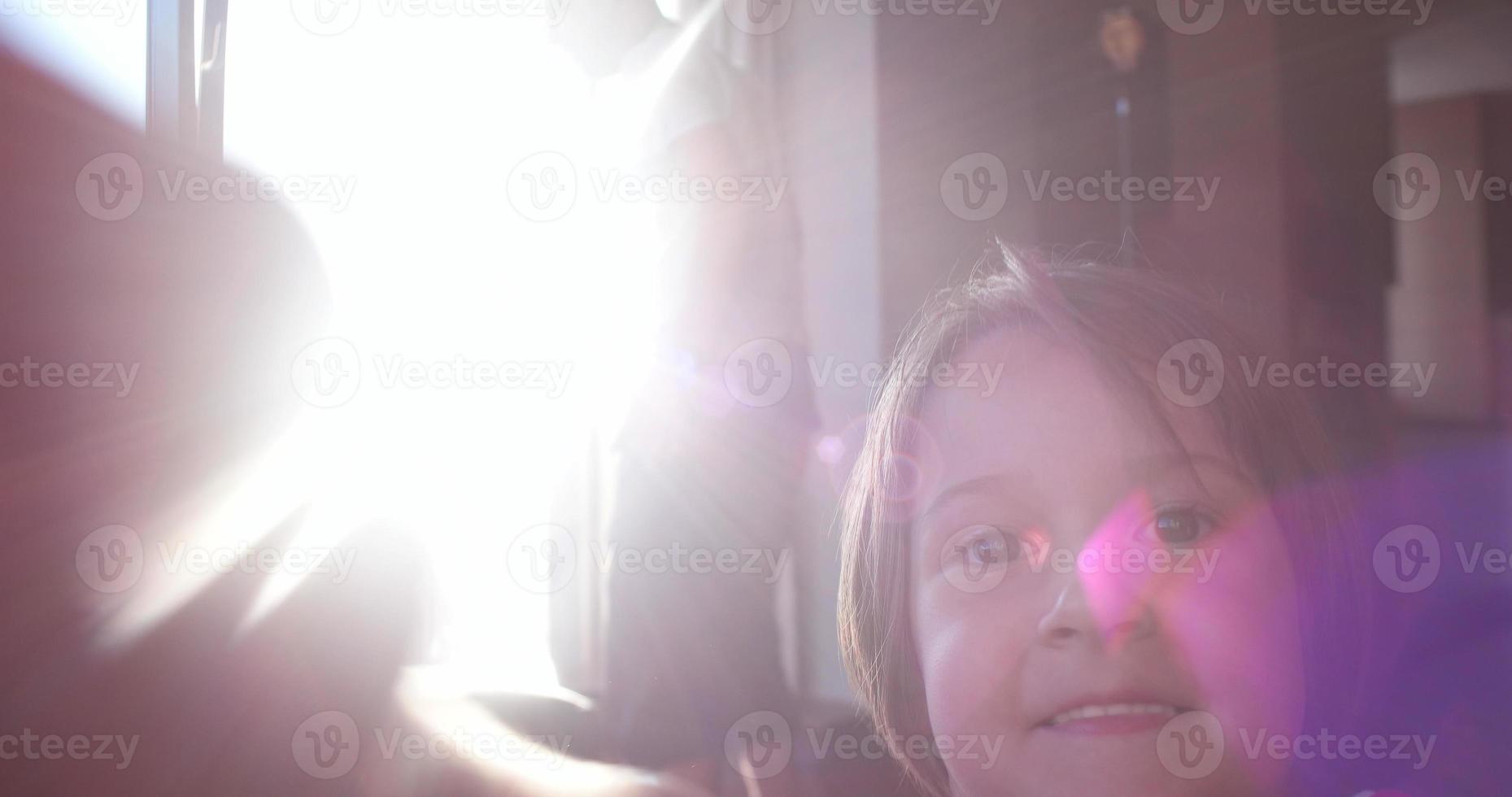 madre e hija usando una tableta en casa en el sofá foto