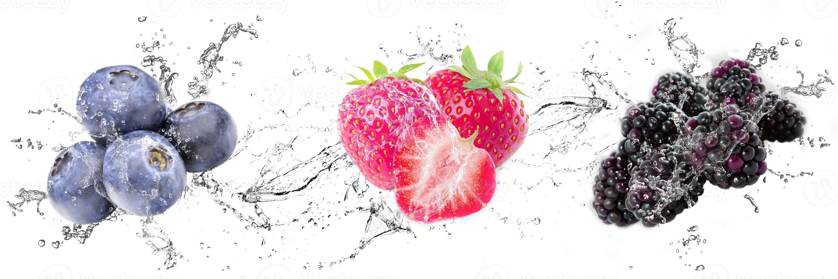 render gráfico con fresa, mora y arándano. imagen con gotas de agua, salpicaduras y frutas. fondo blanco aislado líquidos cristalinos. foto