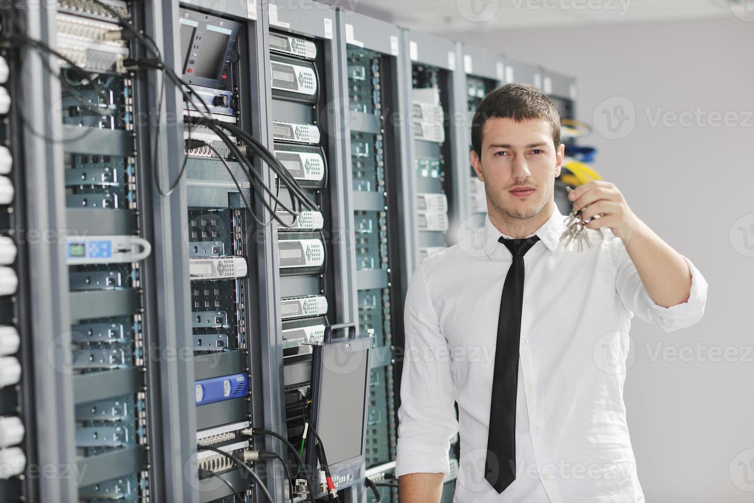 joven ingeniero en la sala de servidores del centro de datos foto