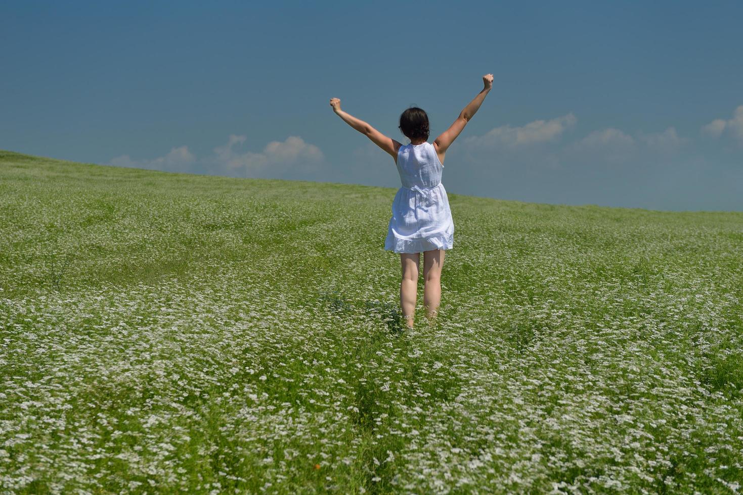 joven mujer feliz en campo verde foto