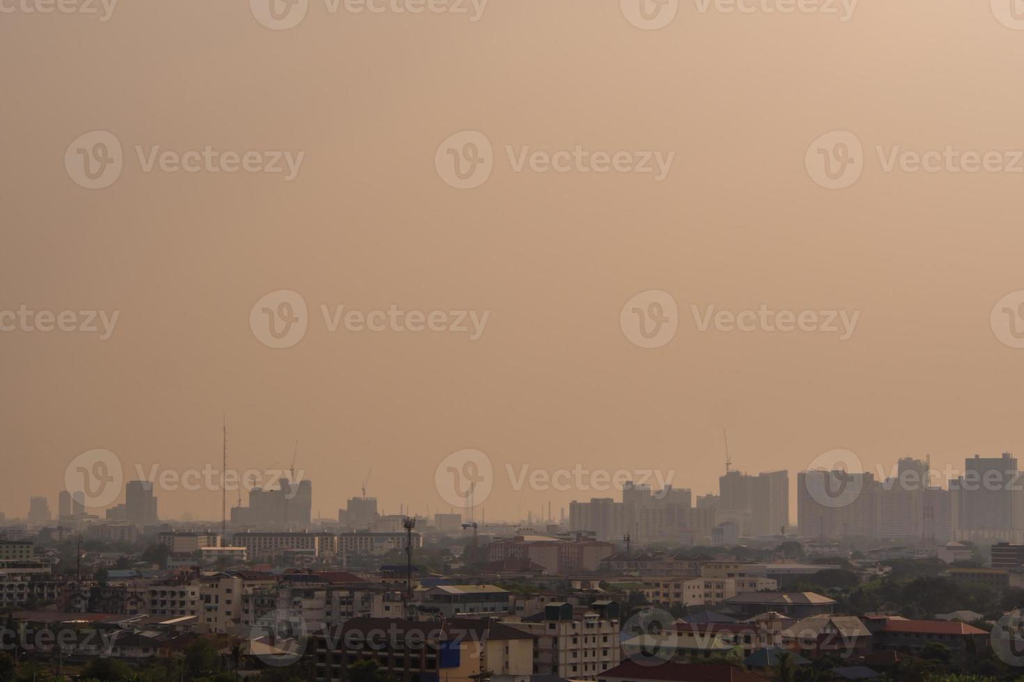 horizonte urbano del paisaje urbano del centro de la ciudad de bangkok en la niebla o el smog foto