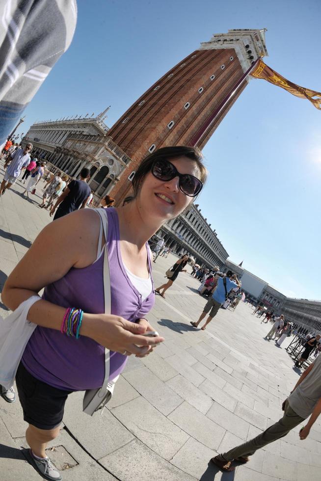 venecia, italia, 2022 - la mujer turista tiene un hermoso tiempo de vacaciones en venecia foto