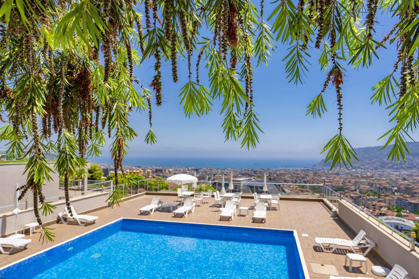 lujosa piscina en el jardín de una villa privada, silla colgante con almohadas para turistas de ocio, en verano foto