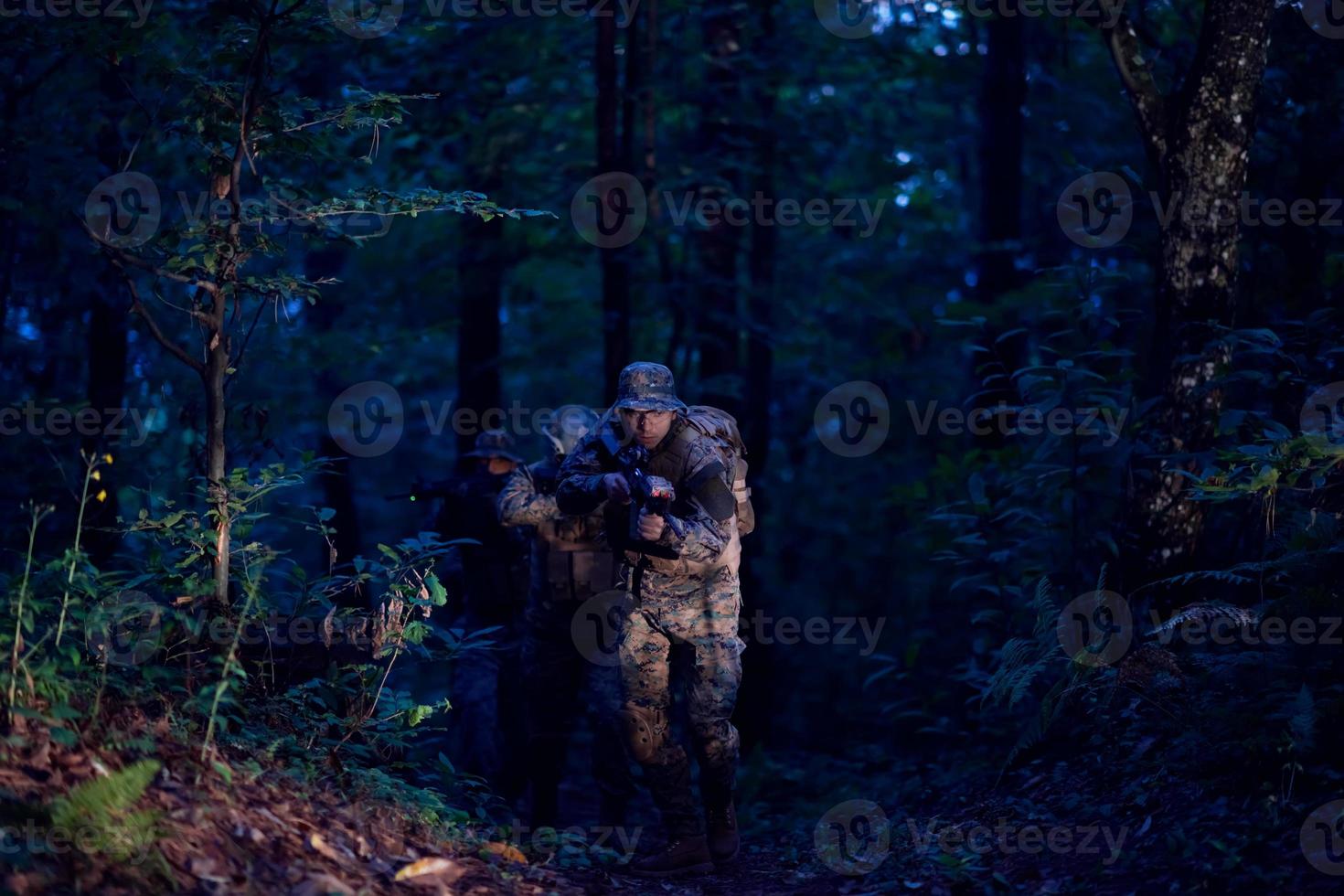 soldados militares en el campo foto