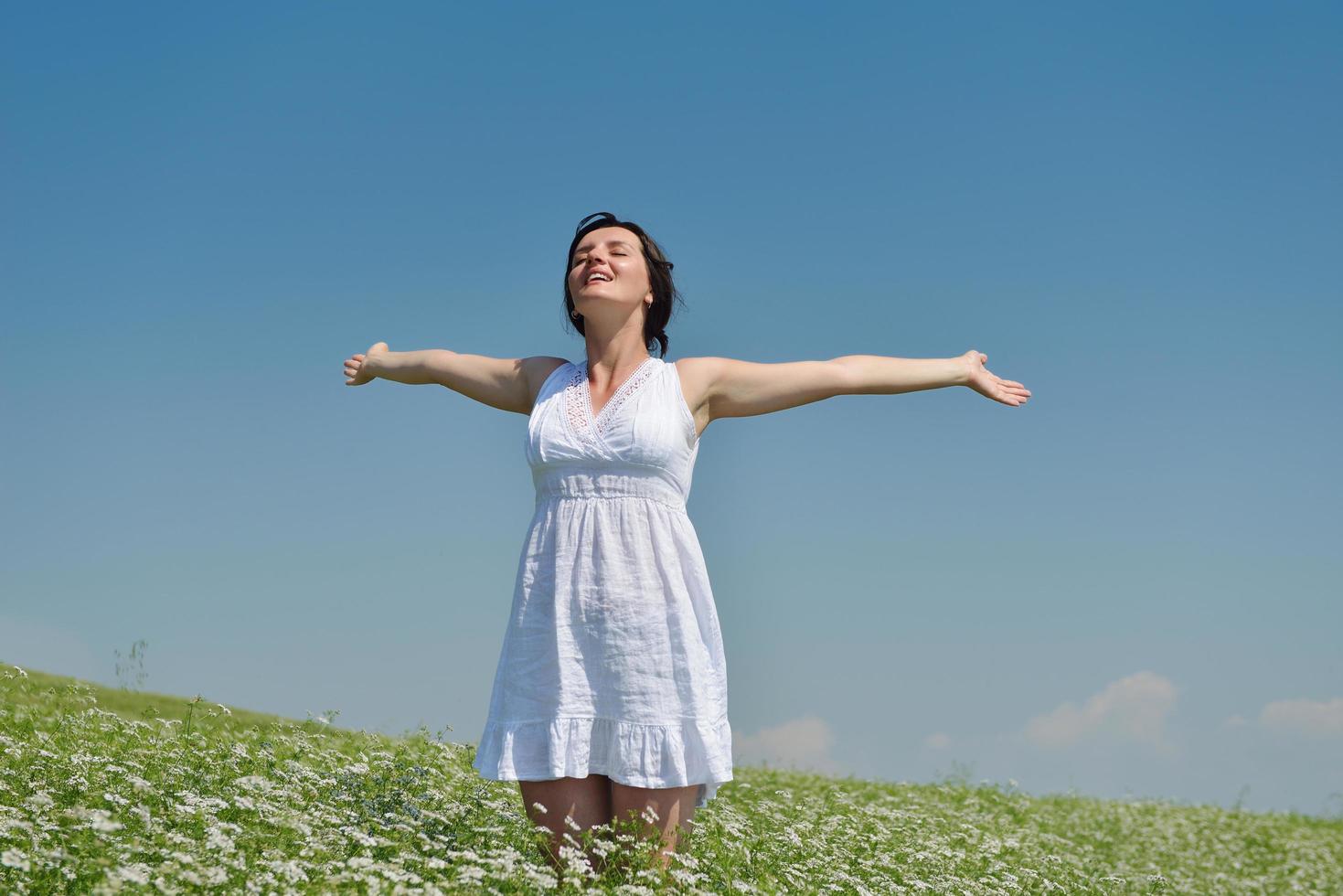 joven mujer feliz en campo verde foto