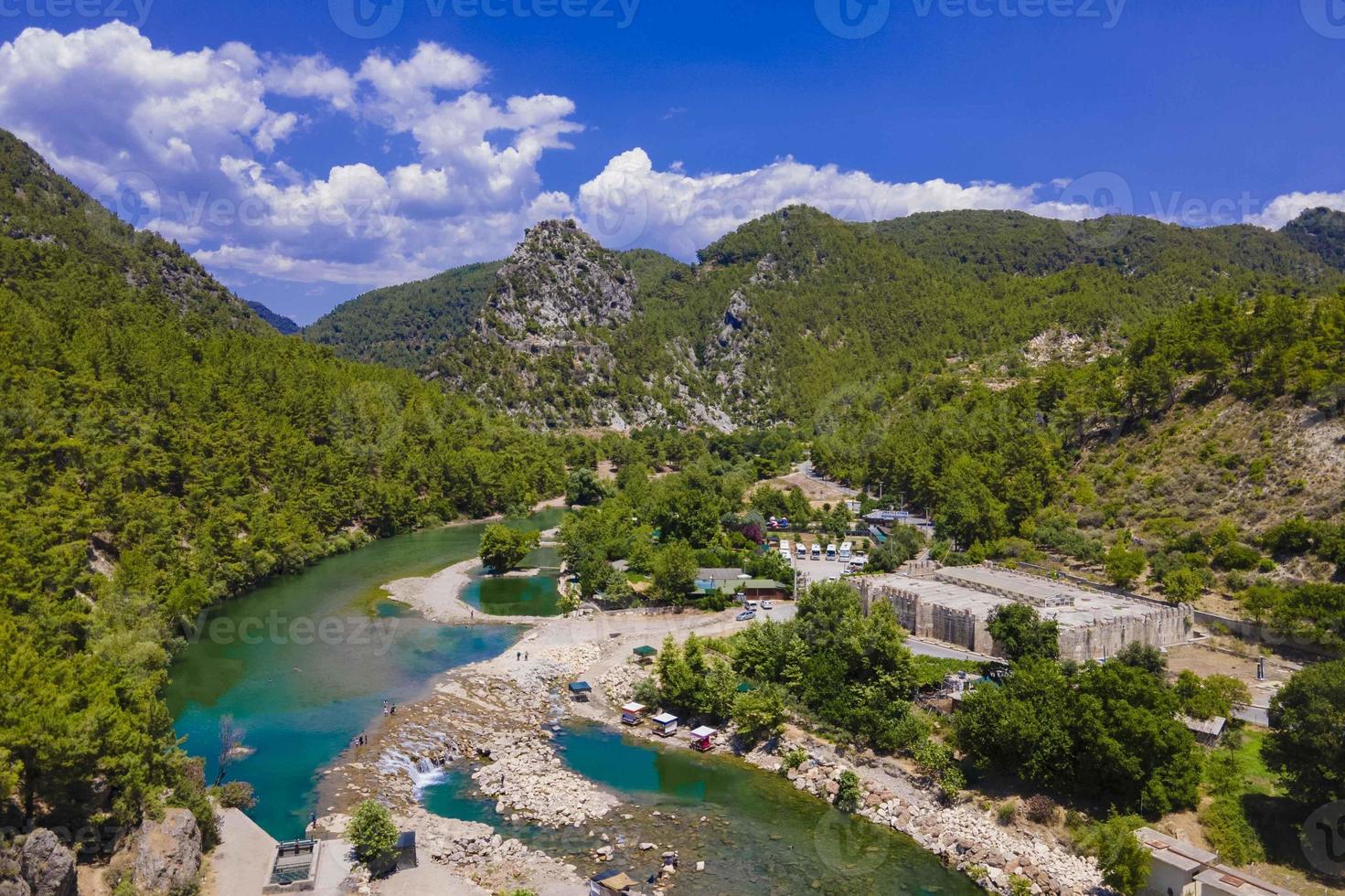 hermoso paisaje con río y bosque foto