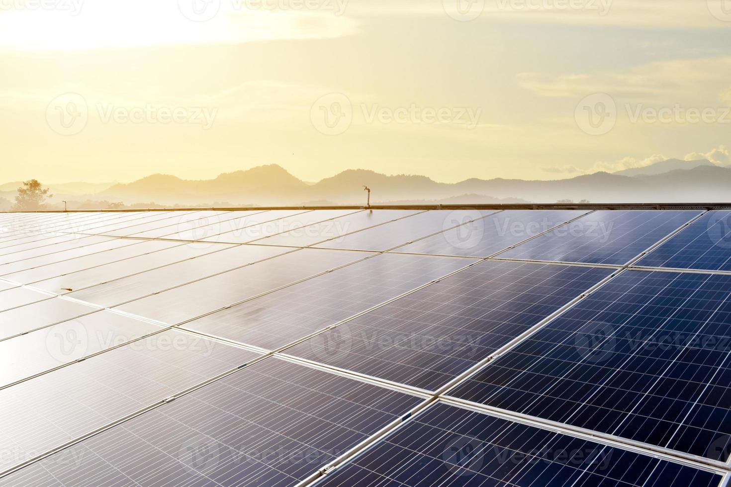 panel fotovoltaico, nueva tecnología para almacenar y utilizar la energía de la naturaleza con la vida humana, la energía sostenible y el concepto de amigo del medio ambiente. foto