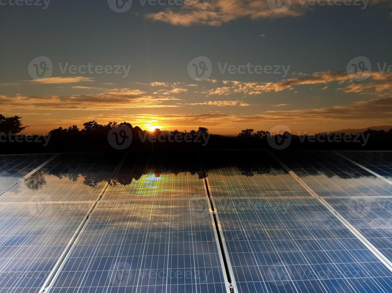 panel fotovoltaico, nueva tecnología para almacenar y utilizar la energía de la naturaleza con la vida humana, la energía sostenible y el concepto de amigo del medio ambiente. foto