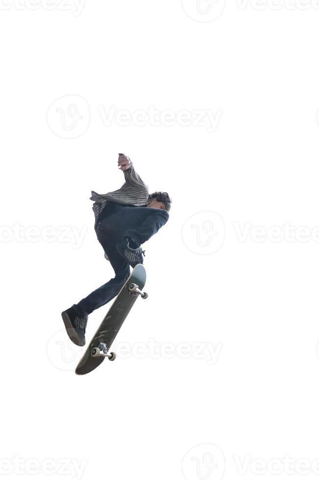 niño practicando skate en un skate park - aislado foto