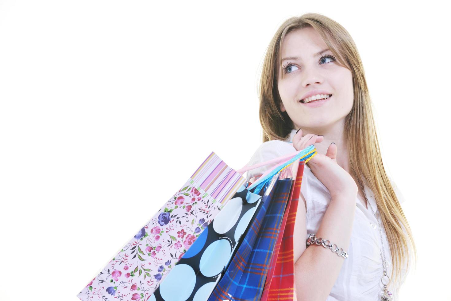 mujeres adultas jóvenes felices comprando con bolsas de colores foto