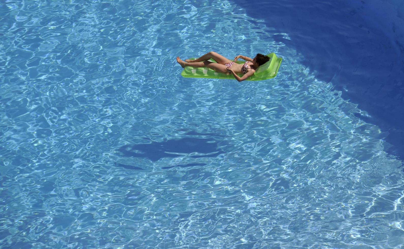 mujer relajarse en la piscina foto