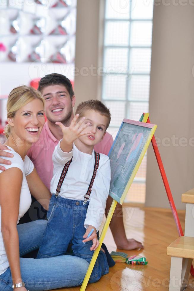 dibujo familiar en la junta escolar en casa foto