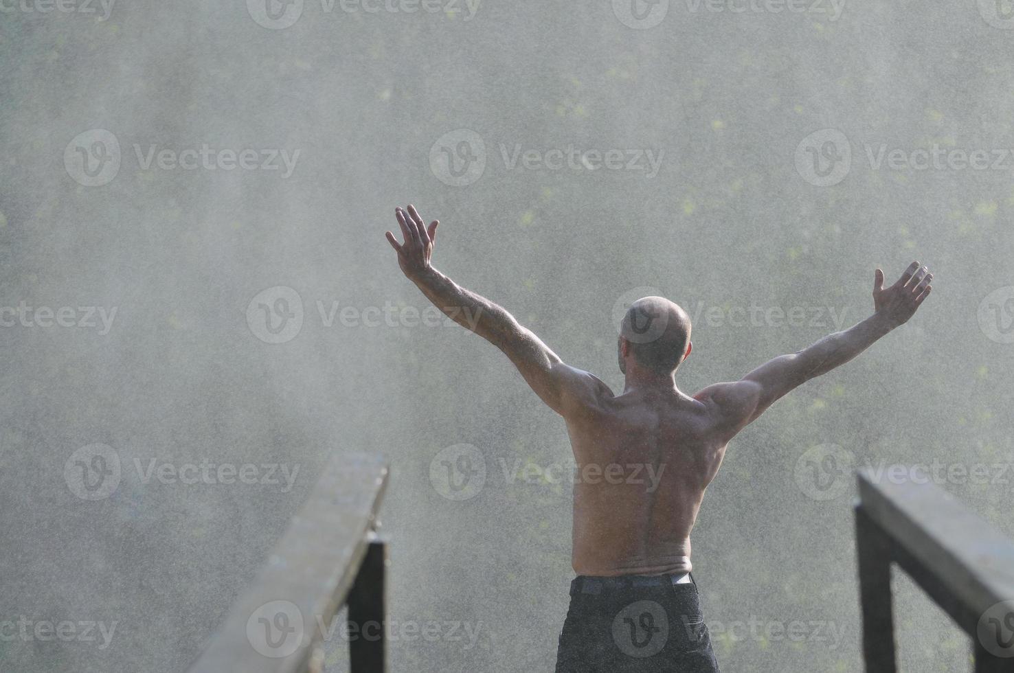 hombre en cascada foto