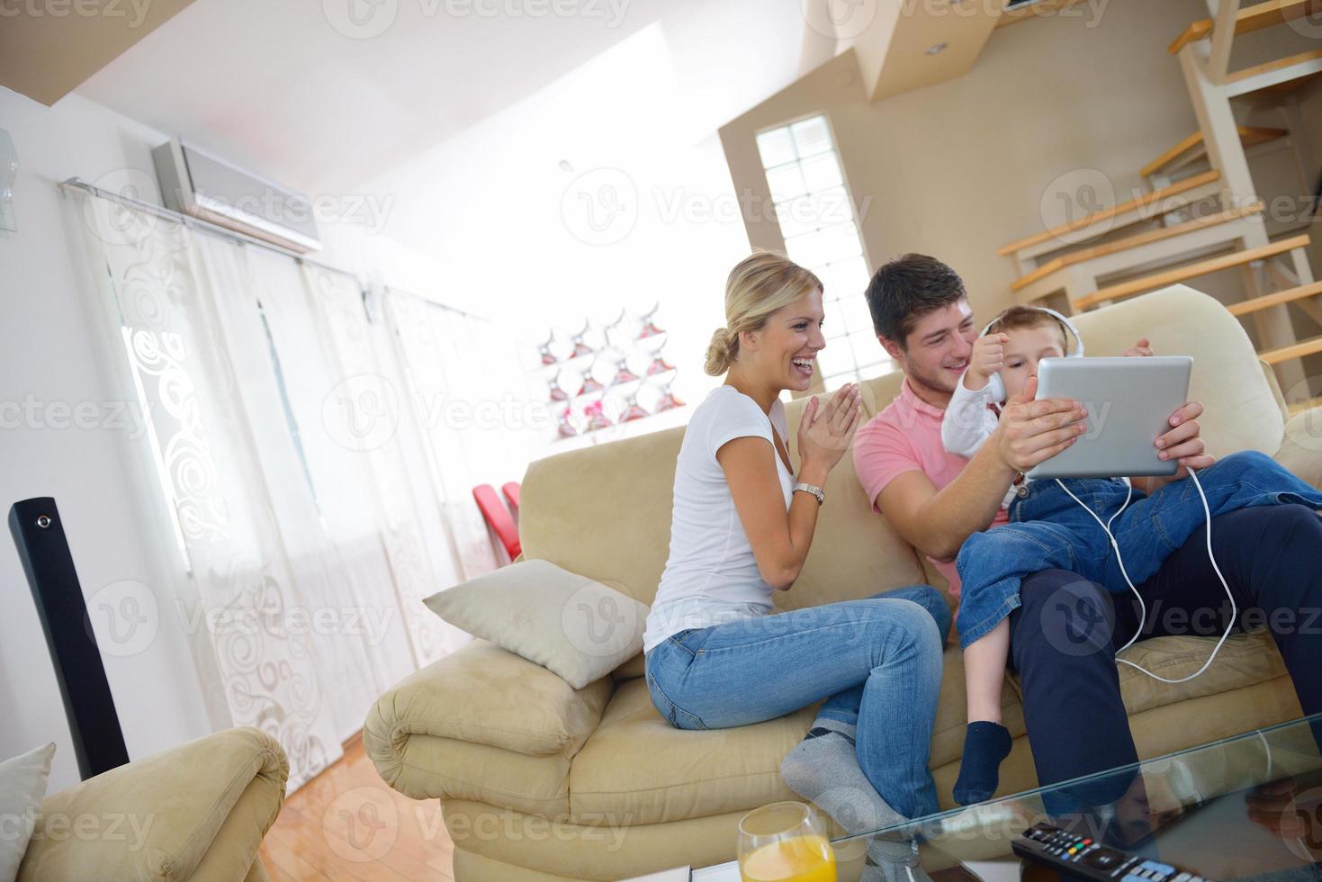 familia en casa usando una tableta foto