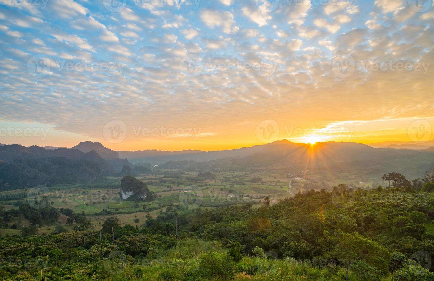 el paisaje del parque forestal phu lung ka durante el amanecer ubicado en la provincia de phayao en tailandia. foto