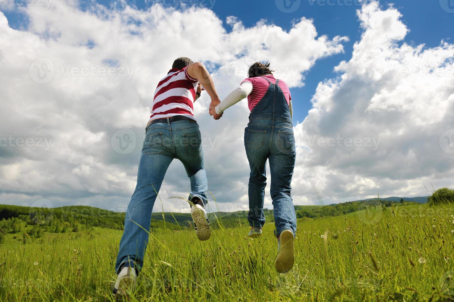 joven pareja romántica en el amor juntos al aire libre foto