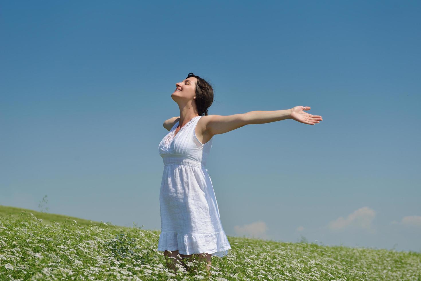 joven mujer feliz en campo verde foto